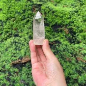 天然彩虹白水晶柱共生紅膠花 開運淨化 風水 辦公室擺件 快速出貨