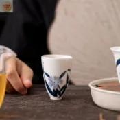 台灣精選 熱門茶具商品❗️【限時免運】墨藍百合主人杯茶杯手繪白瓷待客送禮功夫茶普洱單杯品茗杯聞香杯🔥🔥🔥