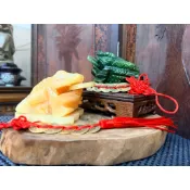 🖤 黃玉青玉玉石三腳蟾蜍擺件/三腳金蟾寓意「吸財、守財、聚財」搭配五帝錢與吉祥結/招財能量更完整
