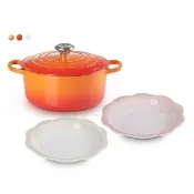 【Le Creuset】典藏琺瑯鑄鐵鍋圓鍋24cm 蜜桃橙/棉花白/火焰橘(贈 蕾絲花語系列深圓盤 24cm*2)