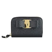 【Salvatore Ferragamo】VARA蝴蝶結設計金屬LOGO牛皮拉鍊零錢名片包(黑)