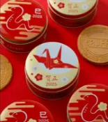 舔手指日本小舖 【預購】神戸風月堂 2025蛇年限定 千鶴 鐵盒 日本 年賀 神戶風月 迷你法蘭酥 附提袋 お年賀のお菓子