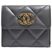 【CHANEL 香奈兒】19系列經典金屬雙C LOGO菱格紋小羊皮三折短夾(灰色AP2809L-GRAY-GPN)