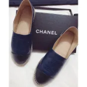 CHANEL 經典Espadrilles小香LOGO小羊皮厚底鉛筆鞋(深藍X黑)