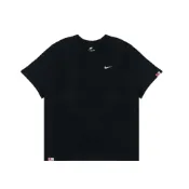 (店+)【NIKE 耐吉】Nike Sportswear 黑底紅標花禾布貼清新百搭簡約純色刺繡Logo徽標休閒圓領直筒短袖T恤 男款