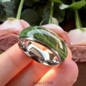 男士綠木紋戒指銀底 8MM 不鏽鋼耐戴指環 個性潮流男戒 送男友求婚飾品銀邊青青草原戒指男潮韓版簡約防靜電指環輕奢高級