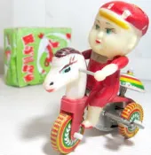 +鐵八甲+懷舊復古發條鐵皮玩具~老塑料綁繩老三輪車響鈴男孩馬頭