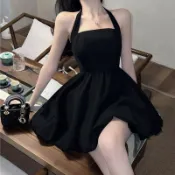掛脖性感連身裙-大裙擺-A字裙-純欲風小黑裙-露背-2026夏季新款純欲黑色掛脖吊帶連衣裙收腰氣質性感A字裙女小黑裙