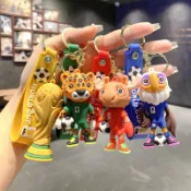 【新款】卡通世界盃足球吉祥物球衣吊飾 娃娃機鑰匙扣批發 可愛鑰匙圈 機車矽膠鑰匙鏈 時尚背包掛飾 3D軟膠情侶公仔禮物