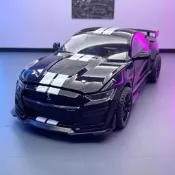 全新未拆封1:18福特野馬GT500美式肌肉車黑色合金汽車模型擺件，帶白色賽車條紋，車身合金材質，帶多處燈光效果，帶聲光