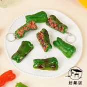 夯爆了🔥仿真食玩鑰匙扣 水果掛件 趣味鑰匙扣 吊飾 PVC仿虎皮青椒肉吊墜、有趣的仿食物背包鑰匙圈吊飾、辣椒醬肉HLJ