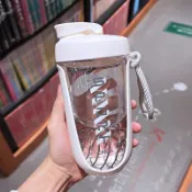 【杯子 水杯 保溫杯💕】台灣出貨 熱銷草莓生活搖搖杯個性大容量塑料杯蛋白粉奶昔杯運動健身直飲攪拌杯