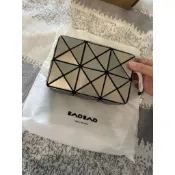 《全新品》ISSEY MIYAKE 三宅一生 BAOBAO 2X3金屬光斜背包、側背包、小方包