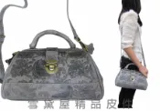 限時 滿3千賺10%點數↘ | ~雪黛屋~ITALI-DUCK醫生包手提包100%牛皮革經典烙印雕花手提肩背斜側背MIT製品質保證ID-6067