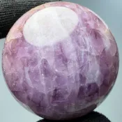 明明天然水晶｜馬達加斯加紫水晶瑪瑙球48.8mm 附球座｜敦煌極光x 瑪瑙紫黃晶x彩虹光x小晶洞｜財眼聚寶 招財財位必備