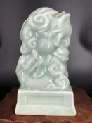 柴燒～70年代國營龍泉窯青瓷雙龍趕珠雕塑印璽鎮子紋防雅器包老寶針釉水壹流，標準梅子青，積釉處相當飄輛，-