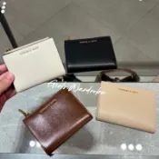 現貨🔥𝐆𝐢𝐫𝐥𝐬.𝐖𝐚𝐫𝐝𝐫𝐨𝐛𝐞｜小ck 熱銷多色簡約素面短夾 正品代購10680907 10681030