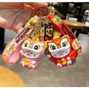 (現貨)招財貓 醒獅服裝 鑰匙圈 舞獅 招財 納福 鑰匙扣 吊飾 掛飾 書包 背包 包包 新年 禮物 公仔 過年 平安