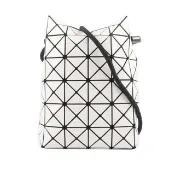 【ISSEY MIYAKE 三宅一生】BAO BAO WRING 亮面抽繩水桶包(白色)