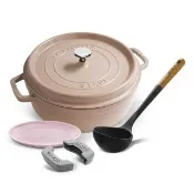 【STAUB】亞麻色圓形琺瑯鑄鐵鍋淺鍋26cm+陶瓷盤矽膠配件4件組(德國雙人牌集團官方直營)