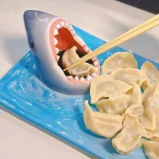 🔥臺灣出貨🔥趣味大嘴陶瓷日式鯊魚盤子喫餃子專用盤壽司帶蘸醬碟餐廳新款網紅 OJDN