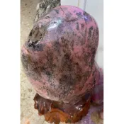 這是一顆非常典雅的玫瑰石（學名：薔薇輝石，Rhodonite）玫瑰石以其獨特的粉紅色至玫瑰紅色基調而聞名。