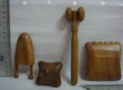 【佳樺按摩器17舖】天然香木味梢楠木魚形S形雙滾輪6角刮痧板原木製按摩器批發
