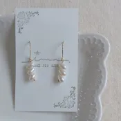 Pinkoi 代購 - 14kgf 斜向排列三顆淡水馬鈴薯珍珠的亮片耳環