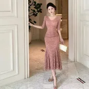 【桃喜Rich女裝】粉色洋裝 小媽裙 高階感蕾絲洋裝 修身性感粉色設計感魚尾擺連身裙 宴會洋裝 名媛洋裝