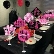 製化生日布條 網紅女孩掛布 拍照道具對聯 裝飾手舉牌 手持拍照道具 儀式感場景佈置 客 女孩生日快樂  氛圍感背景佈 
