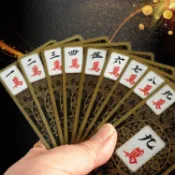 挪威的森林 【可開發票】撲克牌 犇牛鐵盒麻將撲克牌紙麻將牌塑膠防水旅行便攜式小麻將加送籌碼幣【拾一巷】