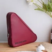 【Balenciaga 巴黎世家】經典LOGO三角形造型大手拿包秀包(紅 大)