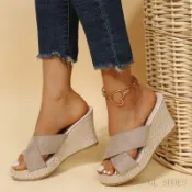 【GL SHOES】大码坡跟涼拖  大碼高跟拖鞋絨面交叉寬帶坡跟涼拖鞋女時尚外出露趾草編厚底高跟拖鞋一字拖43