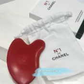 現貨🎁附專櫃禮物包裝+提袋★全新公司貨有中文標/CHANEL 香奈兒1號紅色山茶花活能按摩板 刮痧板