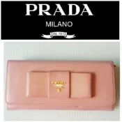 Prada防刮 小牛皮 大蝴蝶結 皮夾Saffiano長夾1M1132~粉色ㄇ字 浮雕 拉鍊 發財夾(已售出勿下標)
