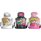 (店+)【Hello 蠟筆小新】COSPLAY 主題胖胖保溫壺 480ML ( 正版授權 316不鏽鋼保溫罐 保溫杯 運動水壺 兒童水壺 大容量水瓶 隨身水壺 隨身杯 雙飲可調背帶 水杯 茶杯 鋼杯 不鏽鋼 保冰杯 送禮 生日禮物 交換禮物 聖誕禮物)