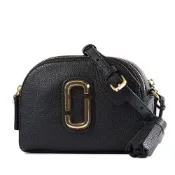 MARC JACOBS 專櫃款 金屬雙J LOGO 牛皮荔枝紋拉鍊半月包-黑色