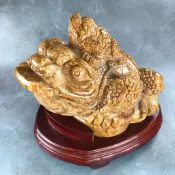 【齊花花】印尼樹化玉金蟾獻瑞‧招財帶子蟾蜍代表八方招財‧保留古樹純粹的狀態‧再現遠古樹木的紋理色澤~（W03）
