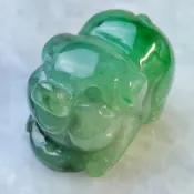 🐷諸事如意🐷天然緬甸玉 A貨翡翠-飄綠花 精雕 Q版 小豬 福氣豬 諸事大吉【92jade遇見善緣】豬 翡翠小豬 玉豬