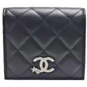 【CHANEL 香奈兒】經典星星點綴刻紋雙C LOGO菱格紋小羊皮暗釦短夾(黑色AP3726L-BLK-SS)