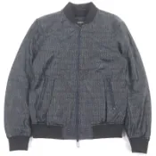 【DOKODEMO】成色極佳的EMPORIO ARMANI 2019 羊皮短夾克，帶有黑色標籤和通體品牌標識印花。尺寸 46。正品。男款