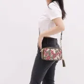 【Michael Kors】金屬LOGO鉚釘蝴蝶流蘇吊飾方包相機包斜背包(綠)