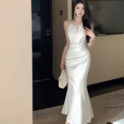 【小歡喜Little Joy】米白色緞面吊帶洋裝女 晚會禮服 日常長裙 設計感小眾 掛脖氣吊帶裙 緞面魚尾高階感