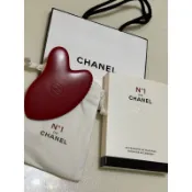 【現貨🔥正貨代購】 🔥含包裝提袋★全新公司貨有中文標/CHANEL 香奈兒1號紅色山茶花活能按摩板 刮痧板