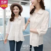 ★五折價$450★糖罐子【E66389】娃娃領單口袋刺繡荷葉下擺上衣→預購