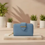 【台灣現貨】FOSSIL Bryce 真皮造型扣帶短夾 Blue Sky 天空藍 女用皮夾 SWL2863399