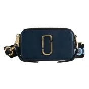 【MARC JACOBS】MARC JACOBS THE SNAPSHOT雙J LOGO防刮牛皮拉鍊斜背包(深海藍x黑x淺灰x銀底藍字)