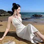 【拾閒】緞面 白色魚尾裙 無袖 掛脖洋裝 設計感 收腰連身裙女 高級感長洋裝