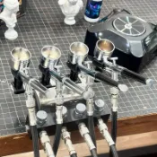 台灣現貨 噴筆 分流器 金屬噴筆架 模型噴漆 噴槍 桌面固定架 桌夾式 分流托架 獨立調節閥 噴筆支架 噴筆筆架 分接器