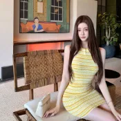 氣質黃色條紋掛脖露背收腰包臀針織連身裙 約會派對小眾顯瘦洋裝